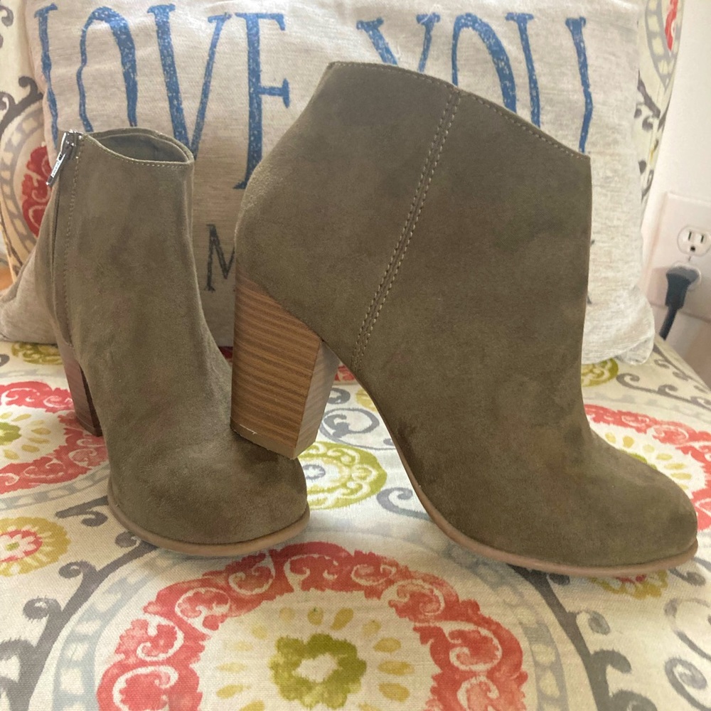 Old Navy. Size 7. Adorable Ankle Boots!